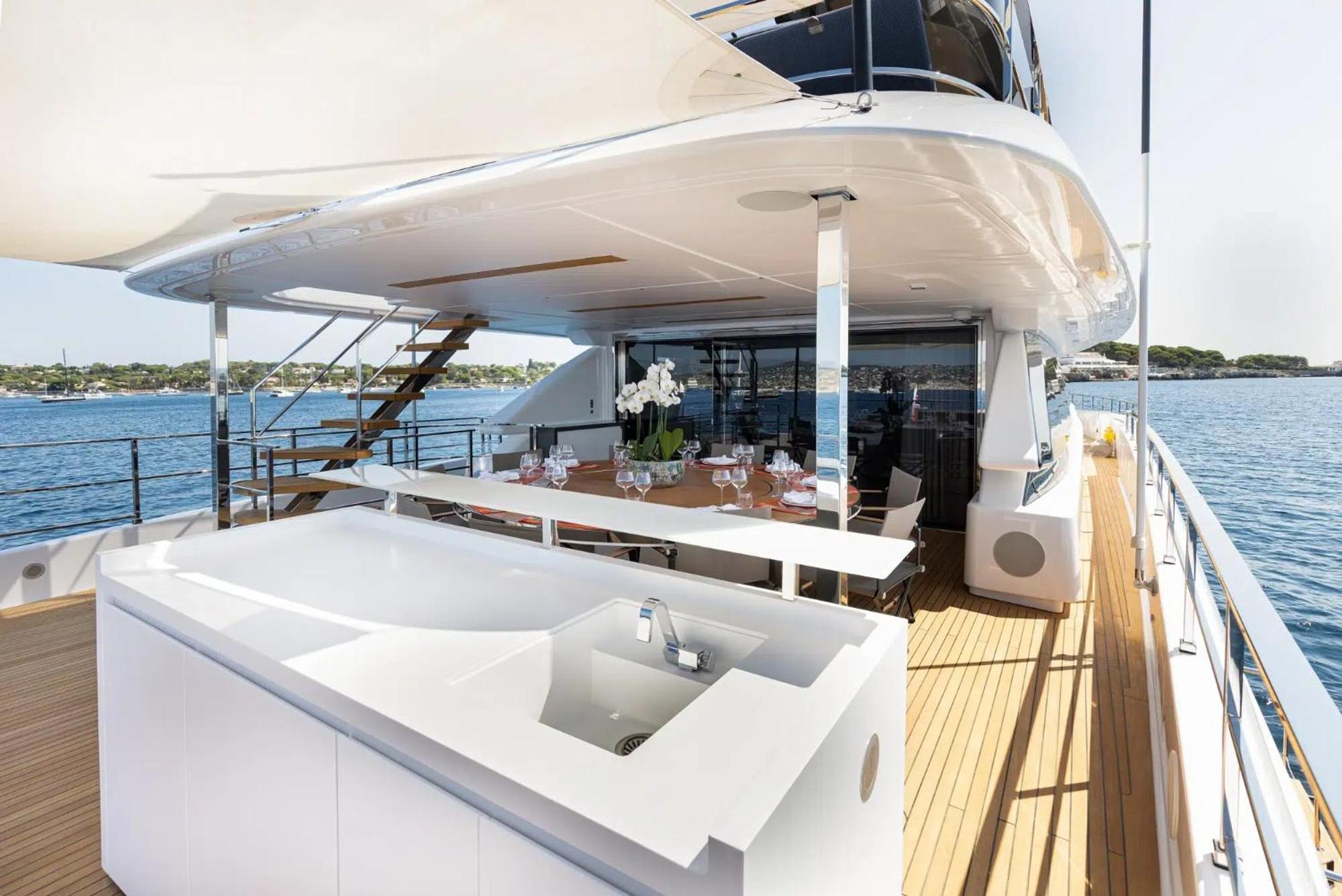 Botel Luxury Yacht Moretti In Tropez