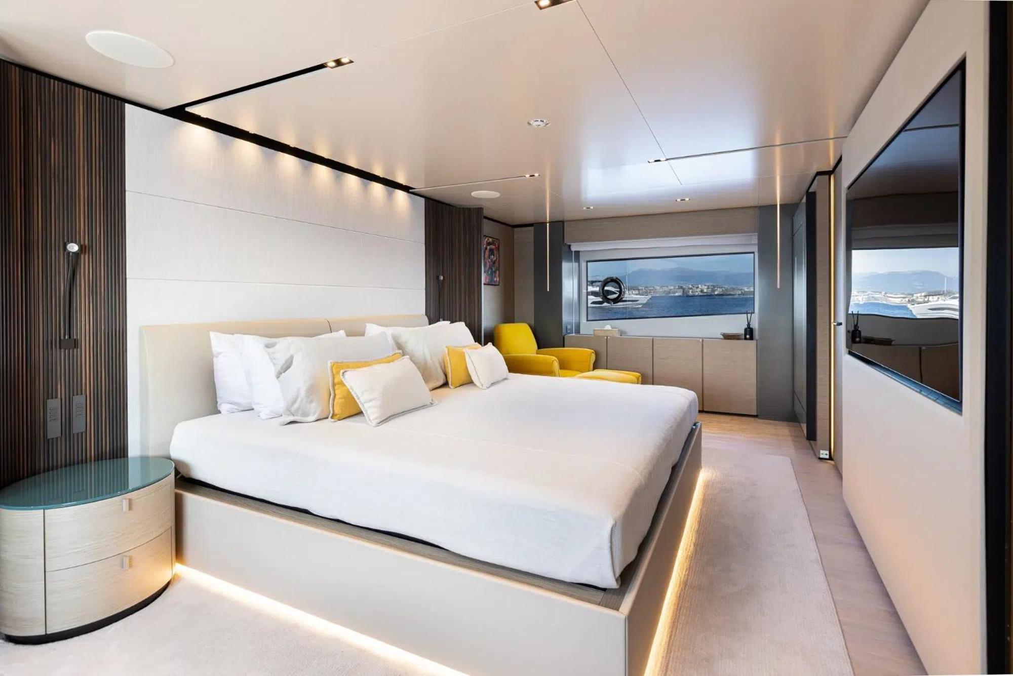 Luxury Yacht Moretti In Tropez Botel Saint-Tropez