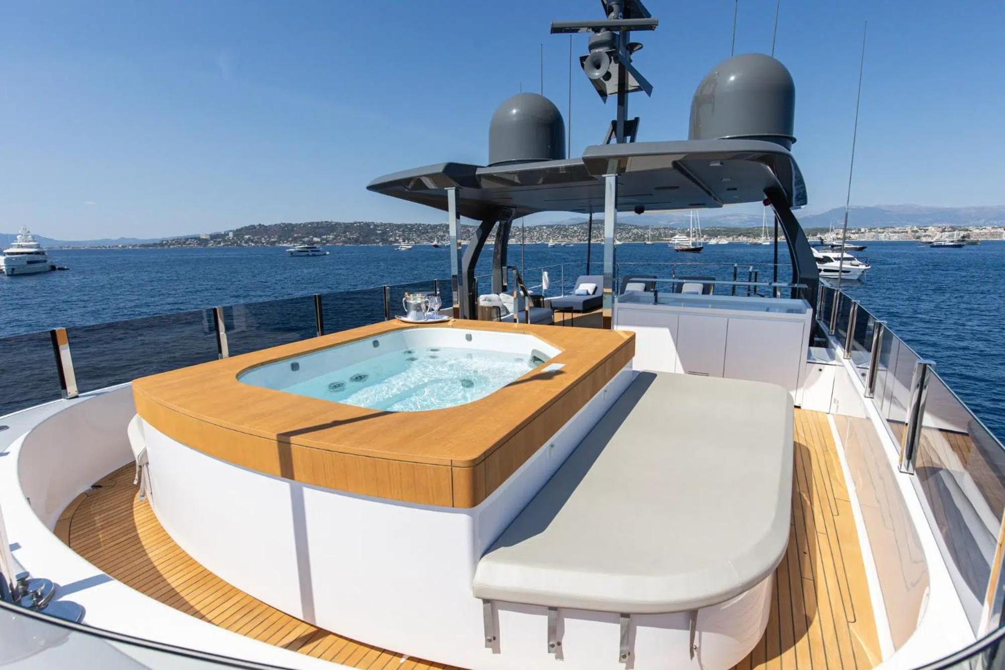 Botel Luxury Yacht Moretti In Tropez *