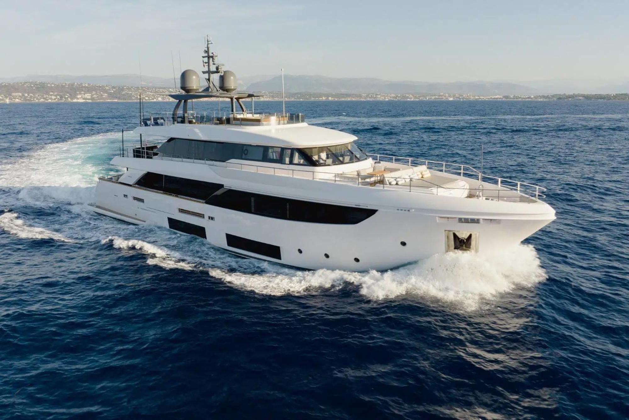 Luxury Yacht Moretti In Tropez Botel