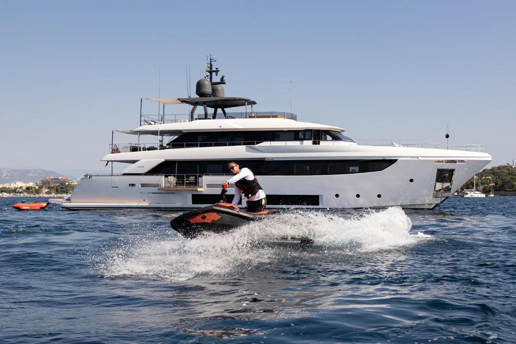 Luxury Yacht Moretti In Tropez Botel