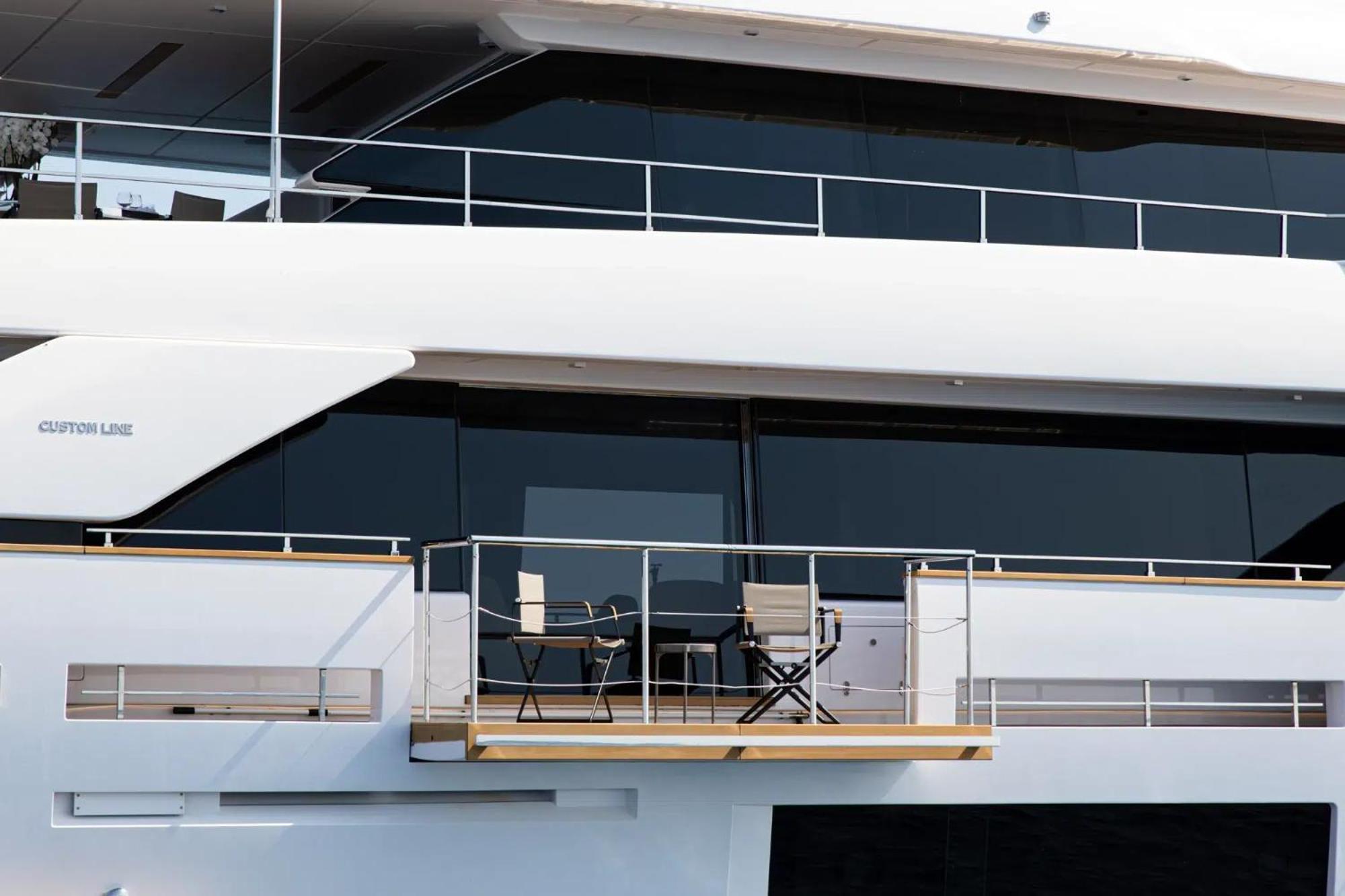 Botel Luxury Yacht Moretti In Tropez