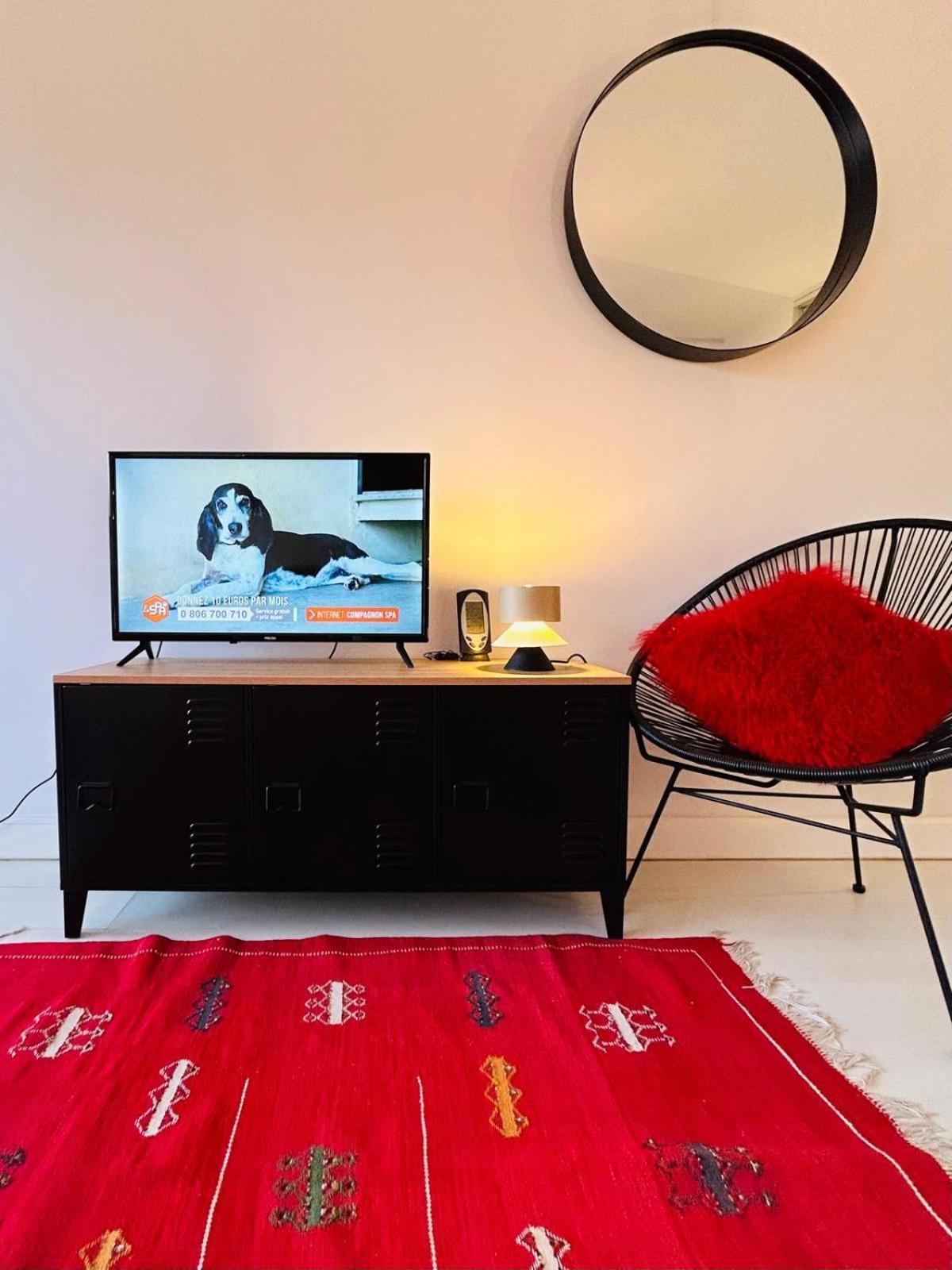 Red Master Apartment *