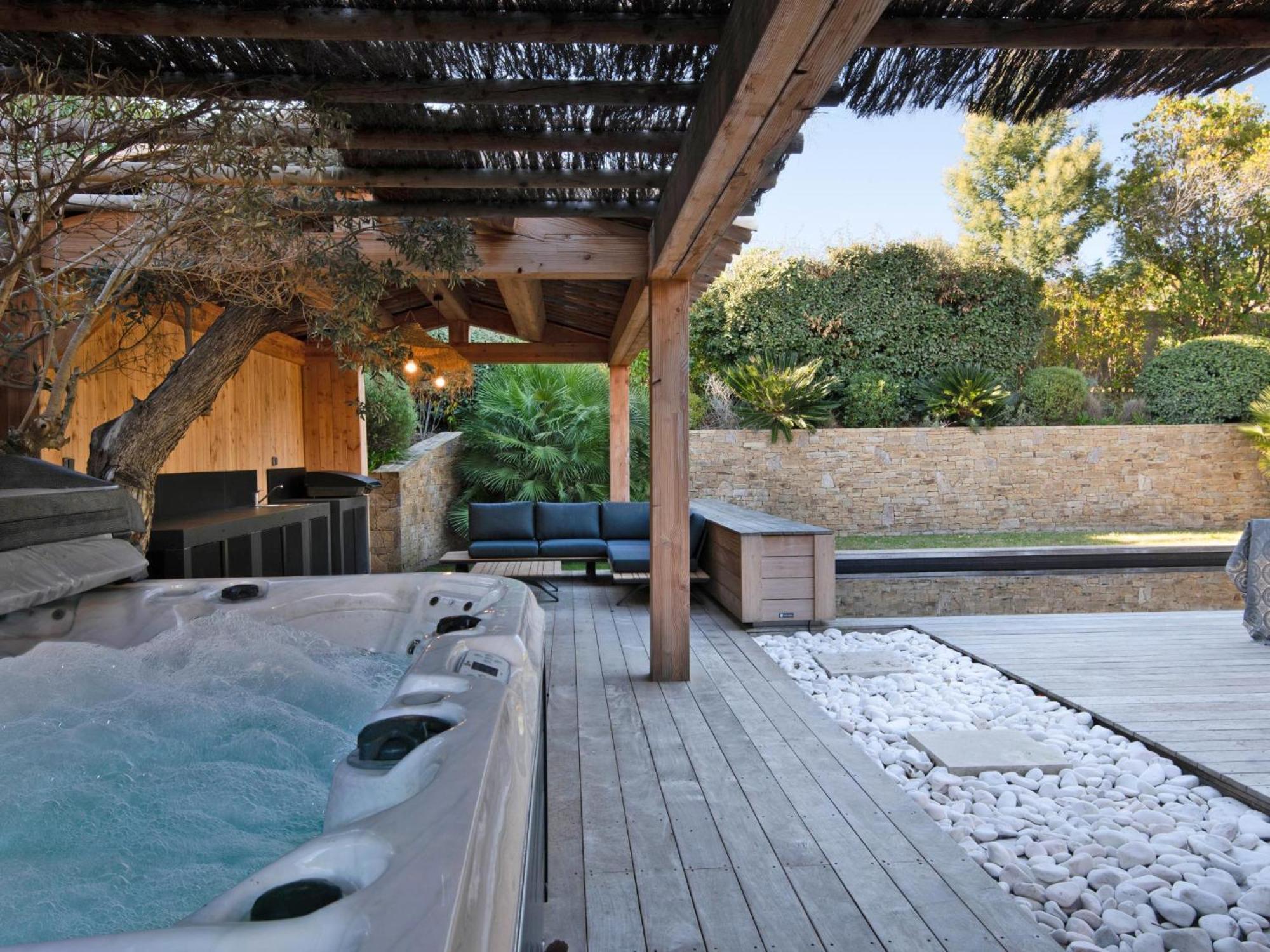 Ghislaine Saint-Tropez