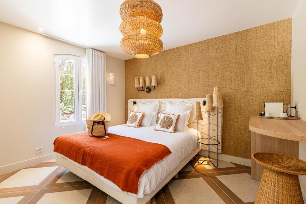 Le Clos De La Pinede Avec Ses Luxueuses 300 E Par Chambre Saint-Tropez
