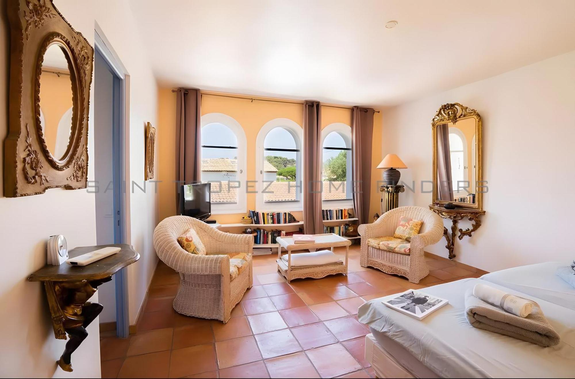 Holiday home Maison Grillons *