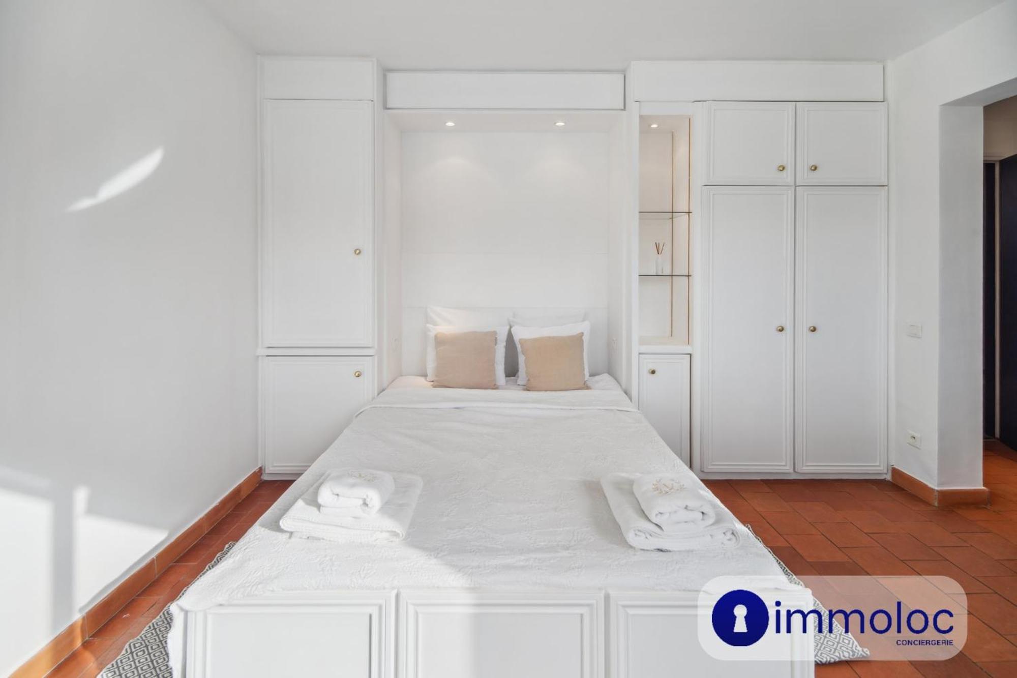 Air-conditioned With Swimming Pool In St Tropez *