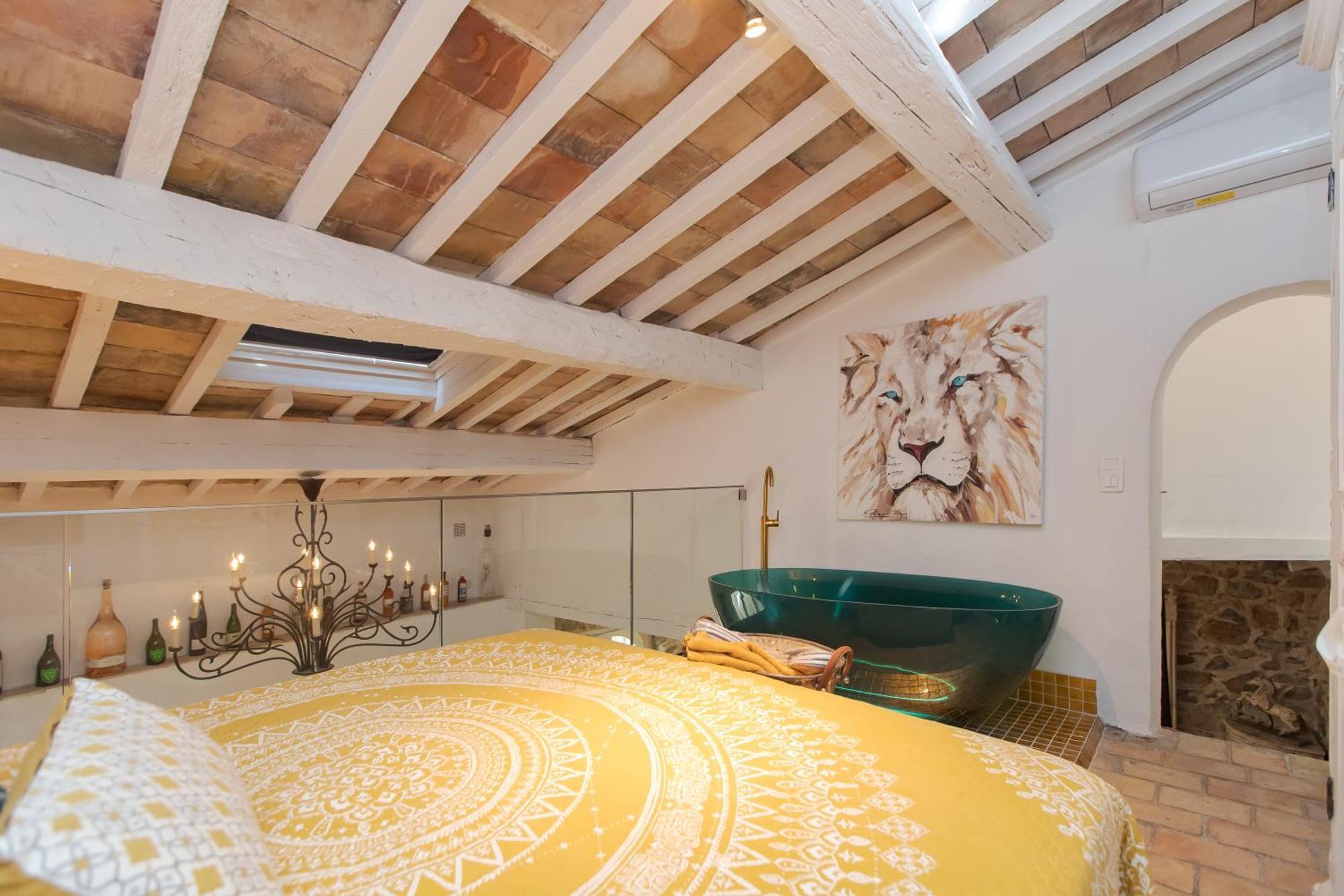 Steps From The Port! Chic 2-bed In The Heart Of *