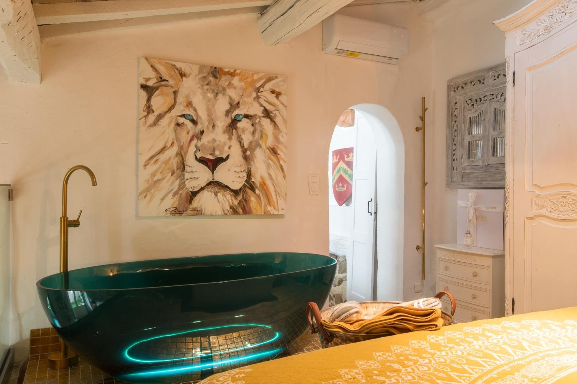 Holiday home Steps From The Port! Chic 2-bed In The Heart Of *