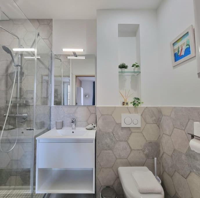 Chic - Climatise - 2 Pas Du Port - Place Aux Herbes Apartment