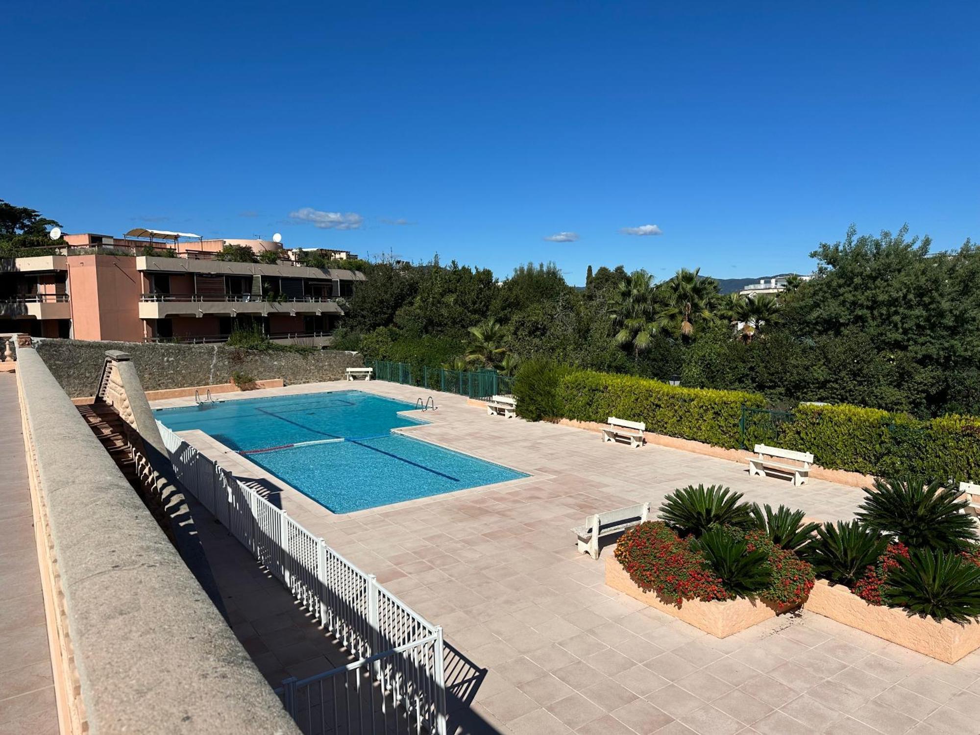 - 40 M2 *