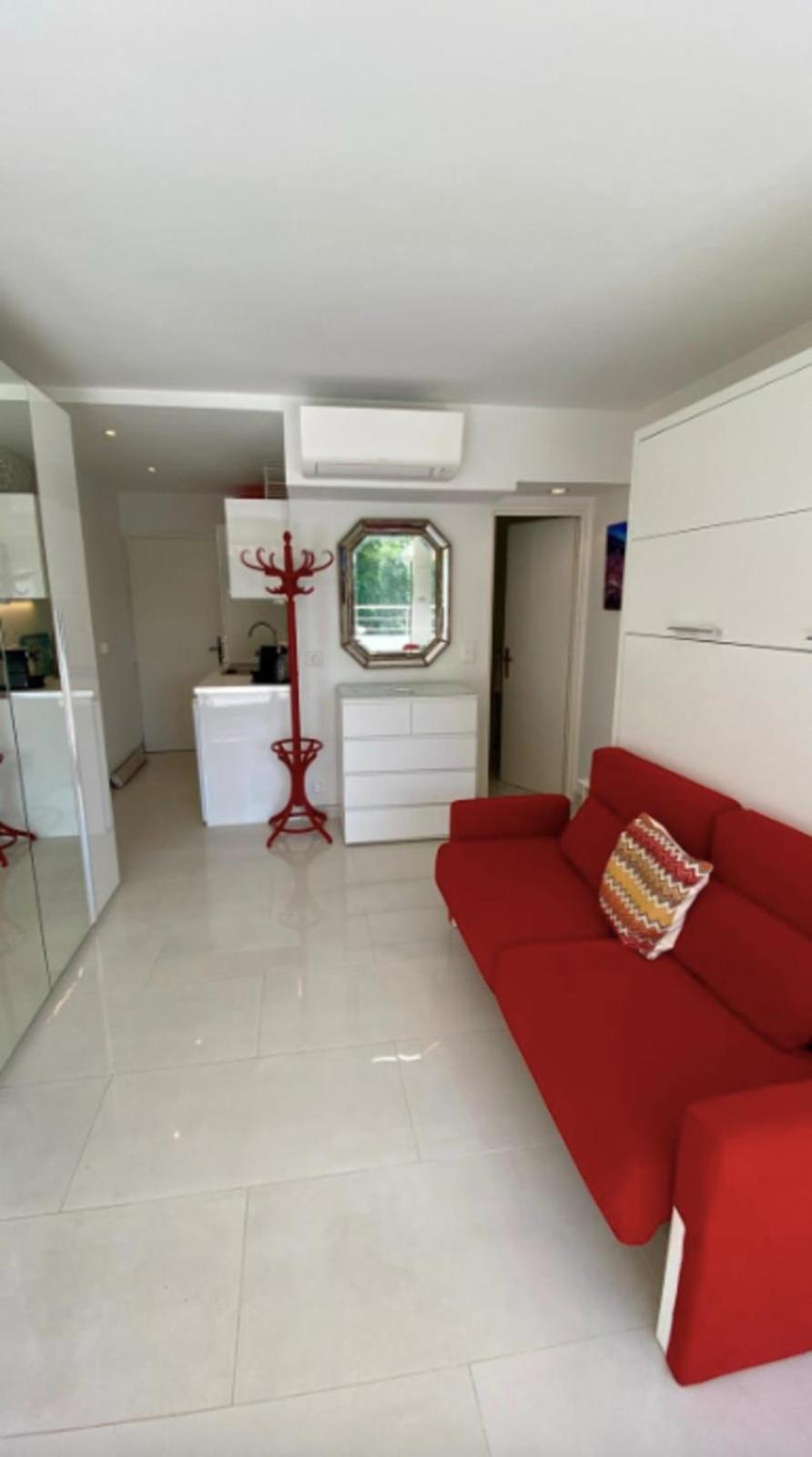 Beautiful With Shared Pool Apartment *