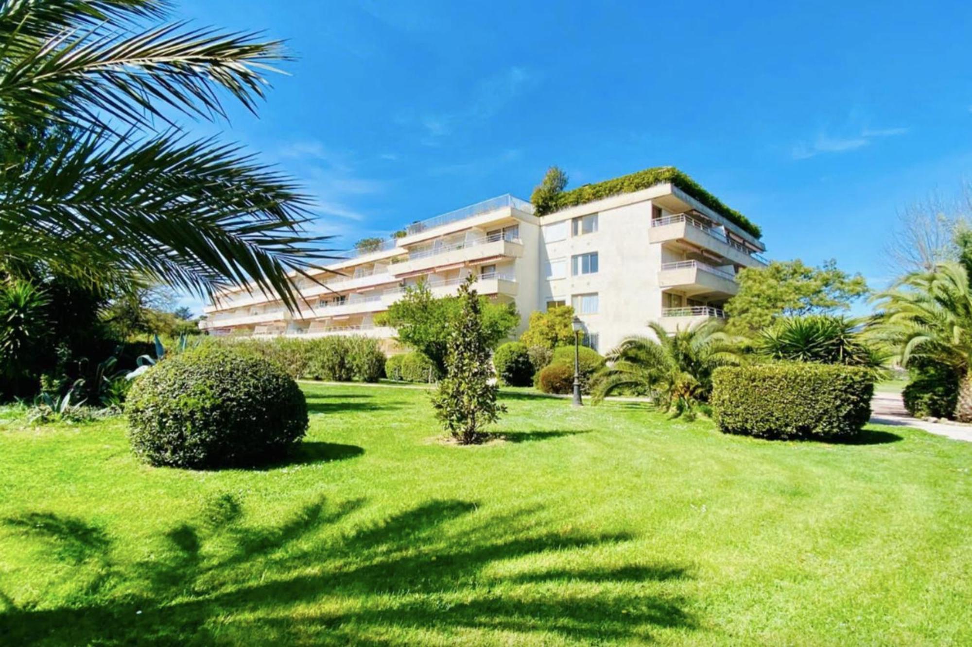 Beautiful With Shared Pool Apartment