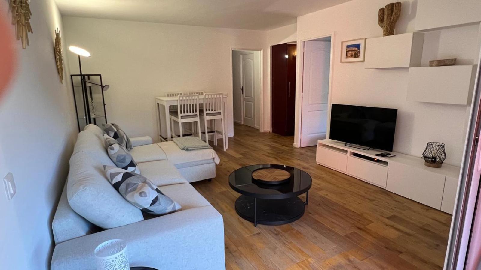 Nouvel Appartement, Totalement Renove Refait A Neuf , Magnifique , T2,Face A La Plage ,2 Piscine ,Proche Du Centre Ville Apartment