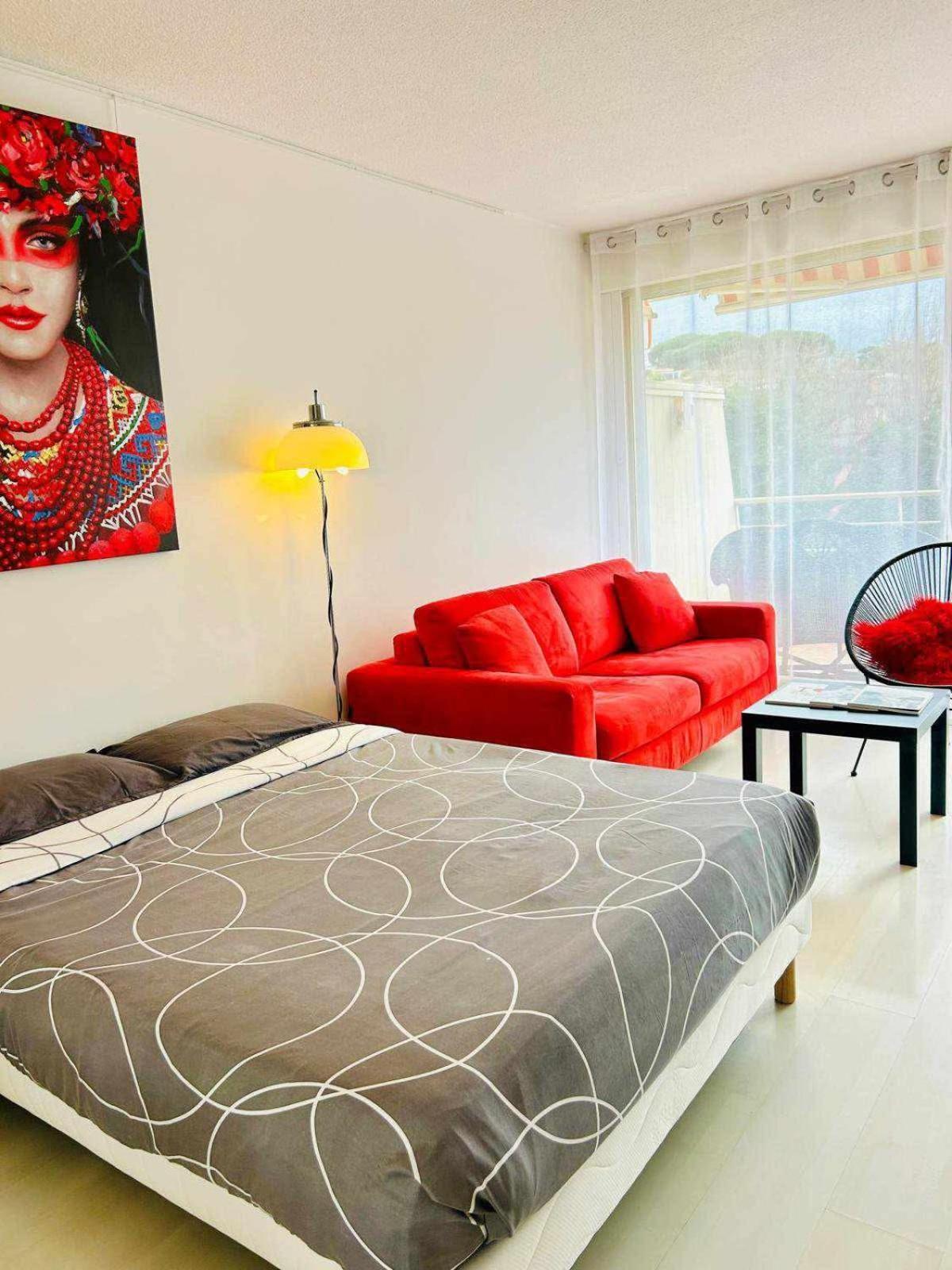 Apartment Red Master *