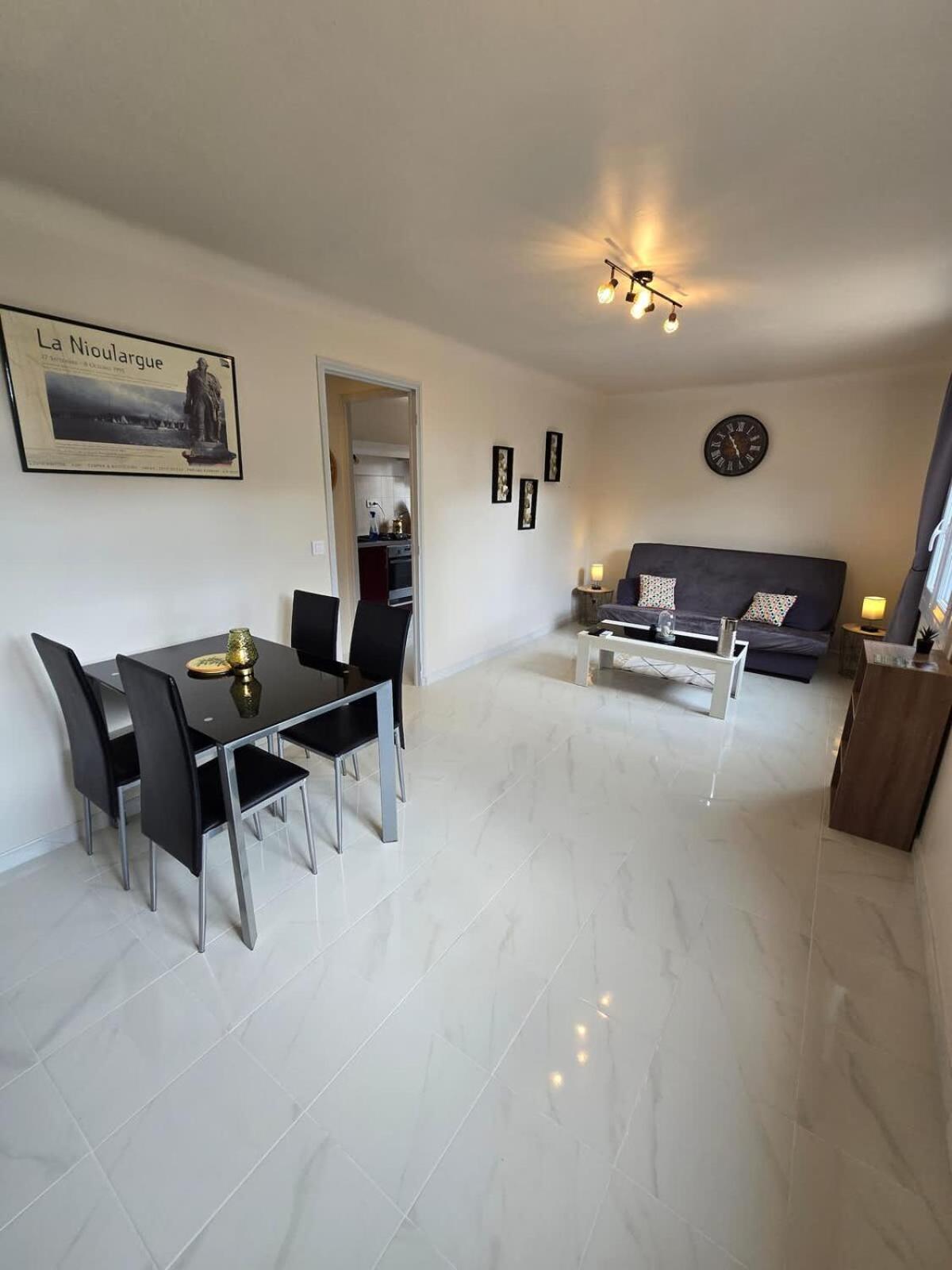 50 M Du Port De Apartment
