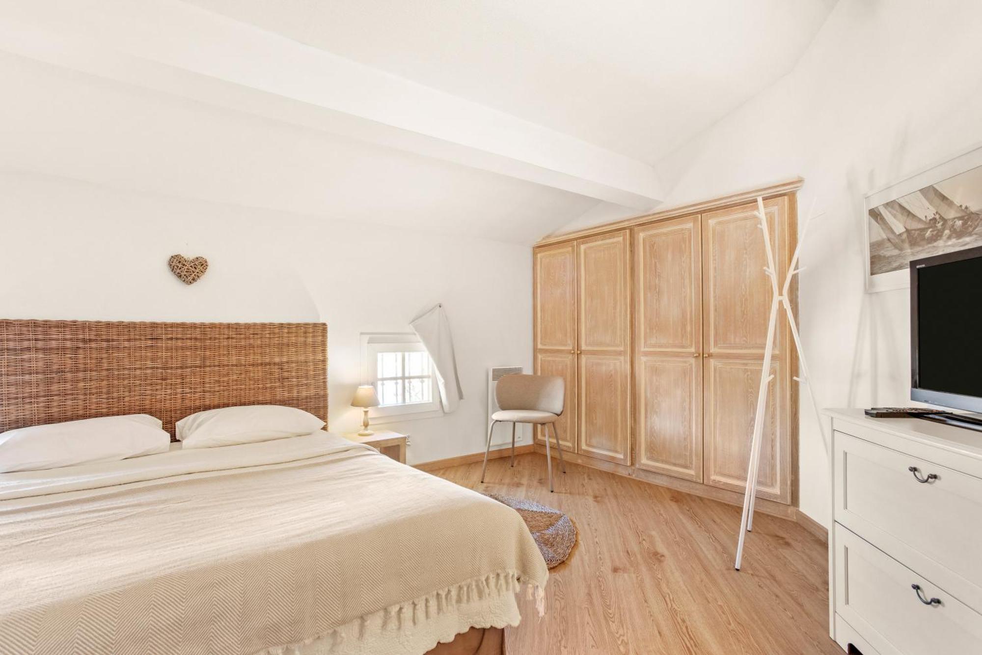 Apartment 3 Bdr - Clos Sainte Anne