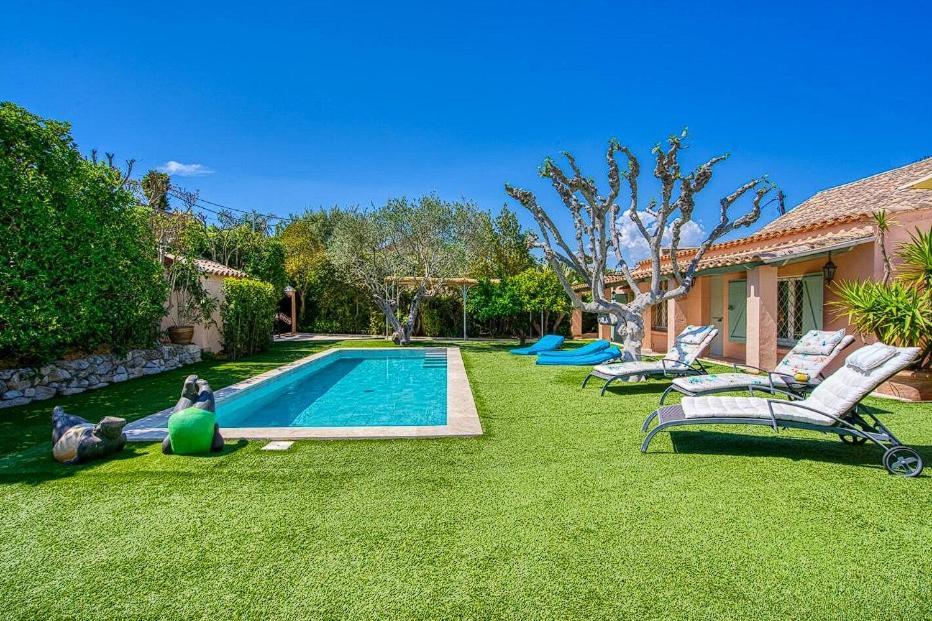 Beautifulwith A Swimming Pool! *