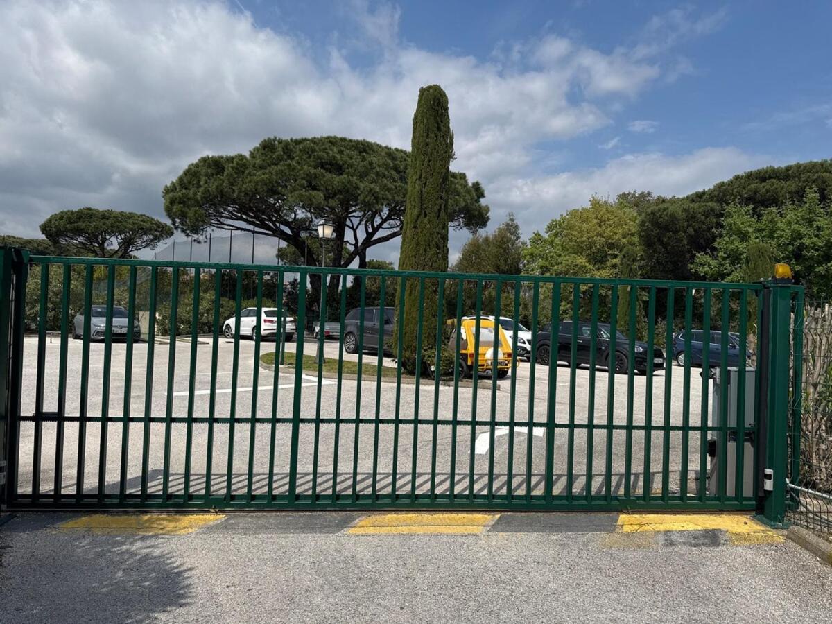 Aux Portes De *