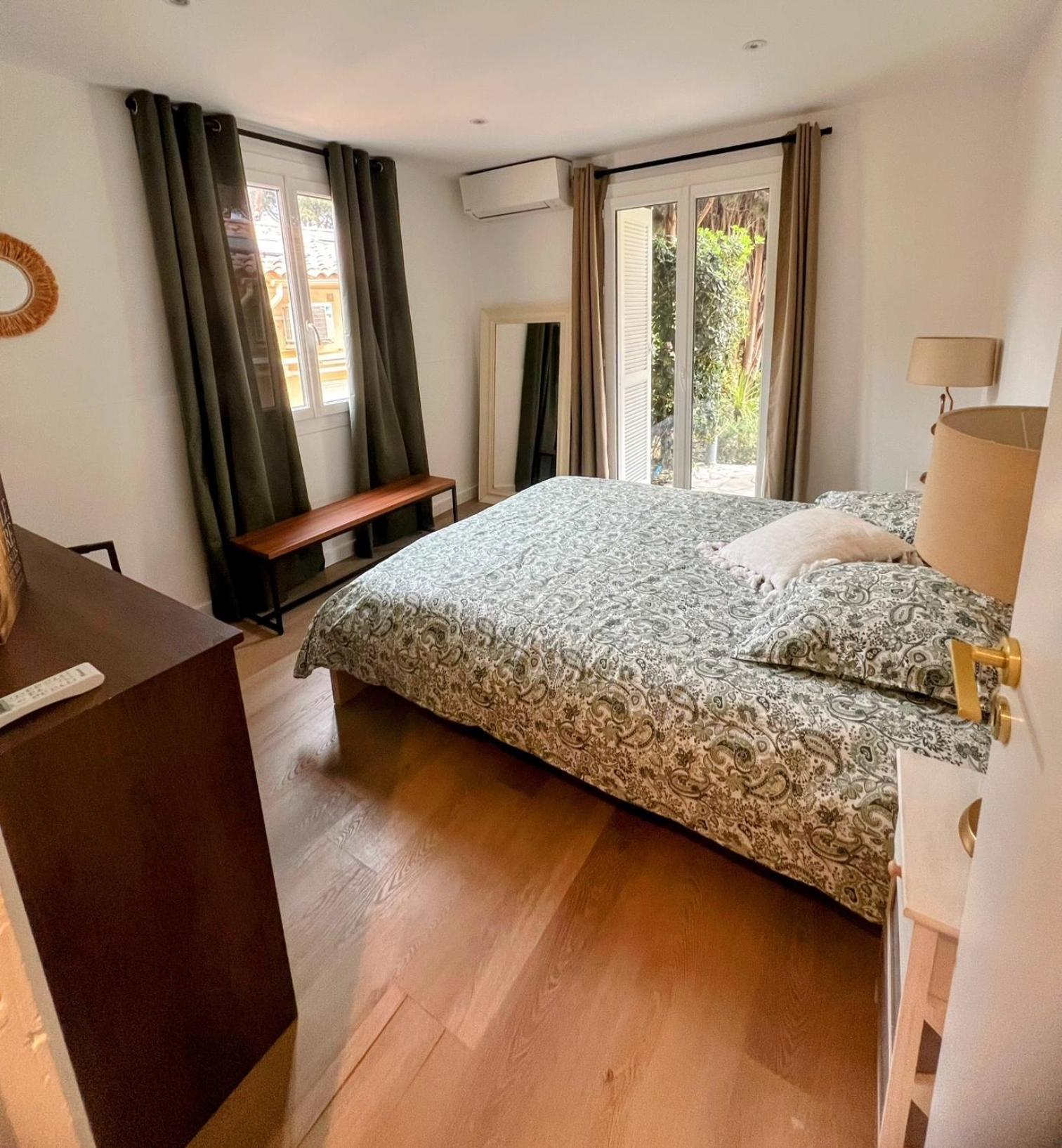 Superbe Avec Terrasse Jardin Et Parking Prive * Saint-Tropez