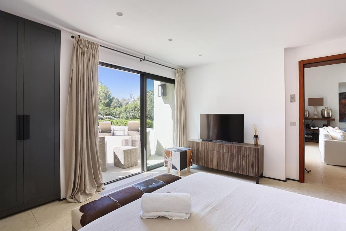 Villa Fortune, *