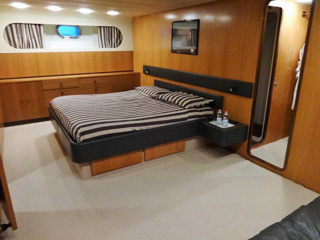 Botel Yacht Ipsum