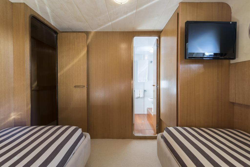 Botel Yacht Ipsum Saint-Tropez