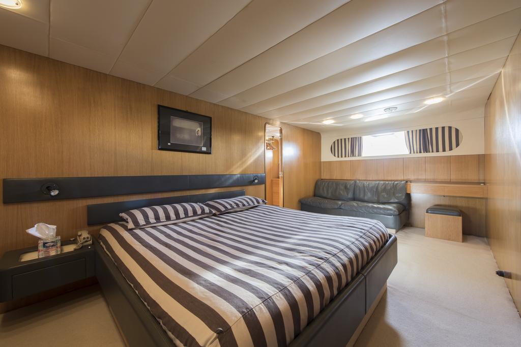Yacht Ipsum Botel
