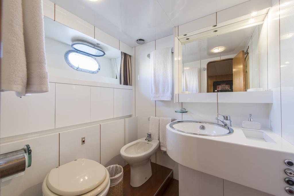 Botel Yacht Ipsum
