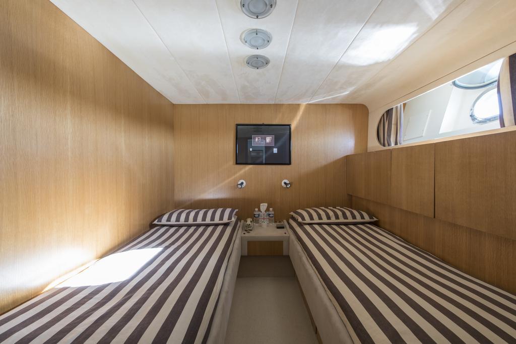 Yacht Ipsum Botel