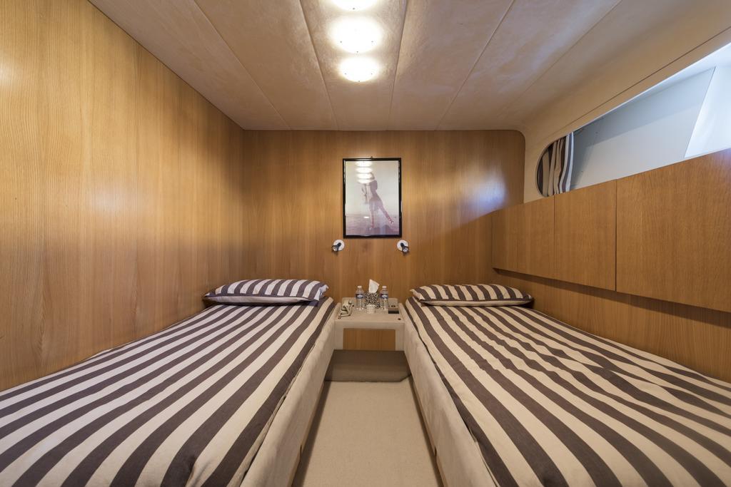 Yacht Ipsum Botel Saint-Tropez