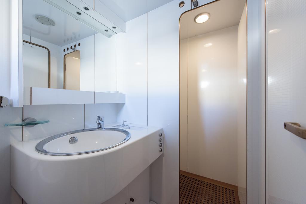 Yacht Ipsum Botel