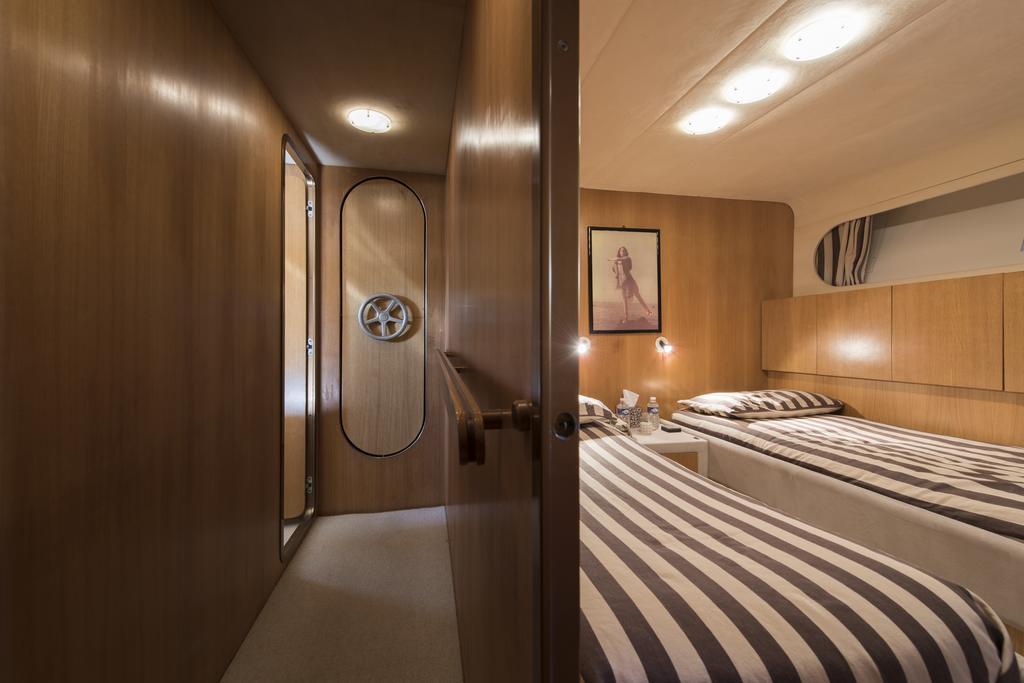 Botel Yacht Ipsum Saint-Tropez