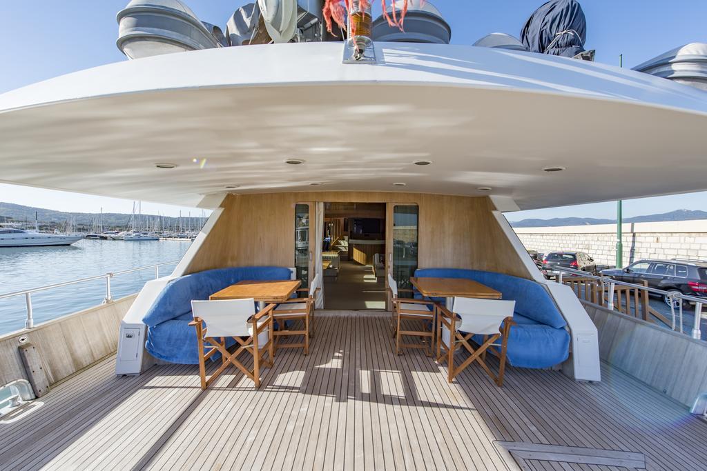 Botel Yacht Ipsum