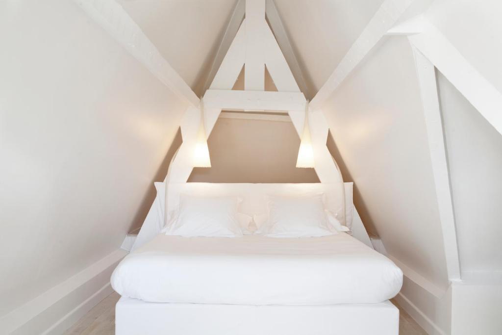 White 1921 Hotel Saint-Tropez
