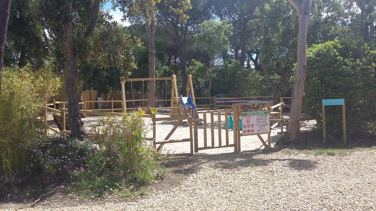 Camping Les Tours Du Pinet Domaine Cezanne