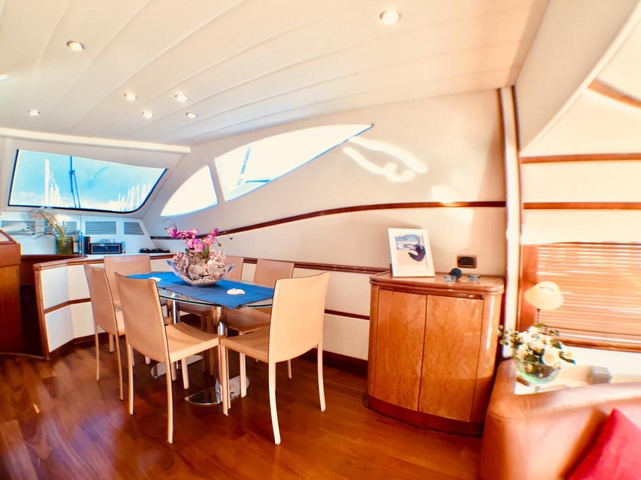 Tropez Luxury Yacht Botel *