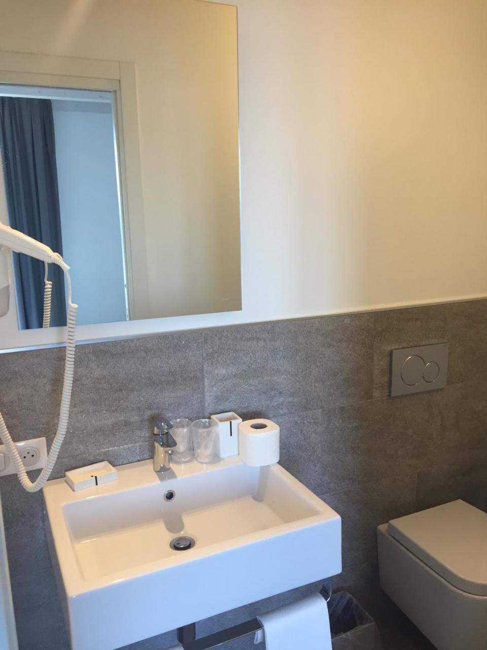 Maison Du Port 42 Bed & Breakfast