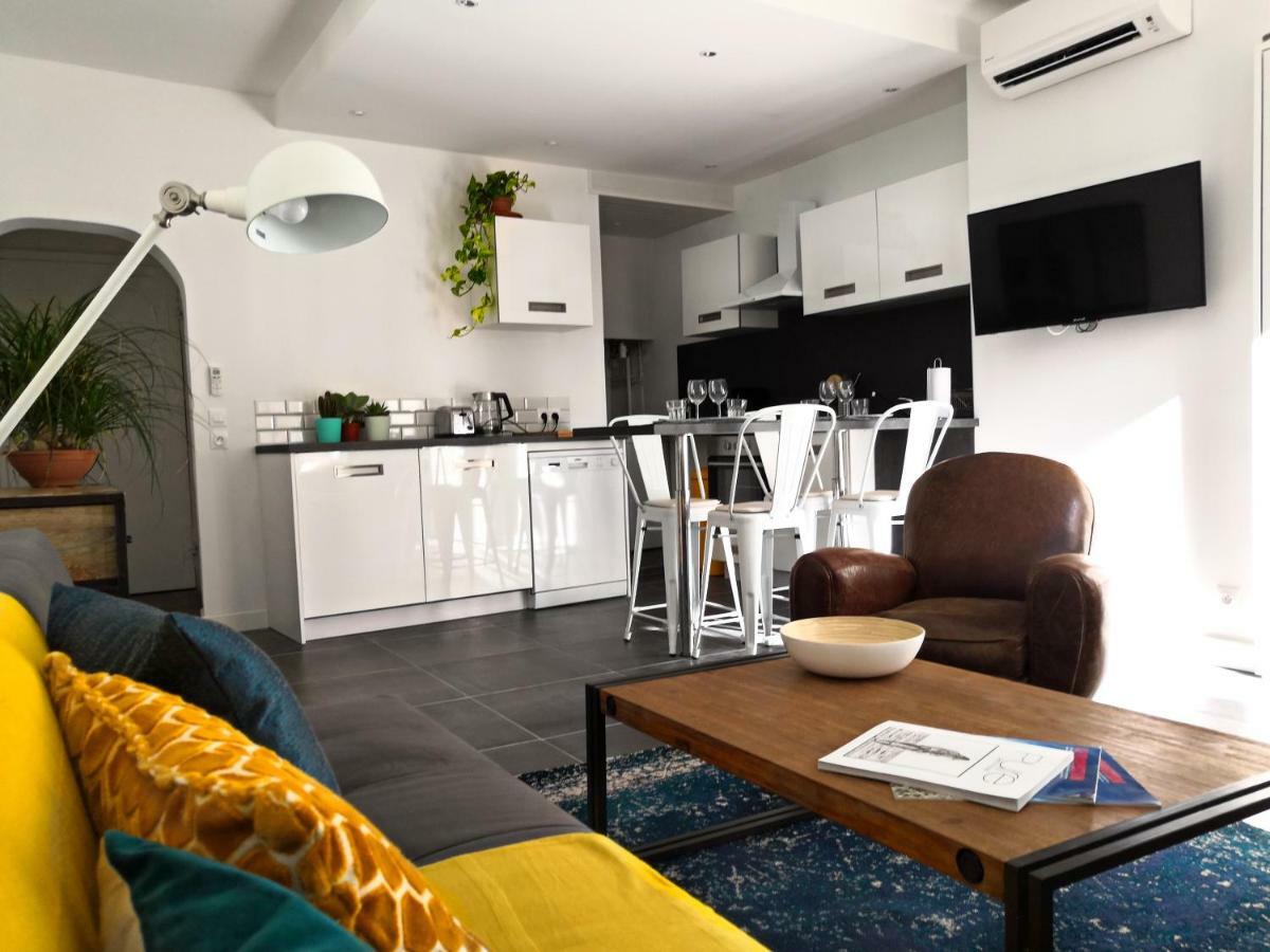 Beautifully Bright In Old Town Apartment