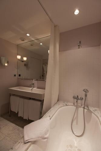 Le Y Hotel